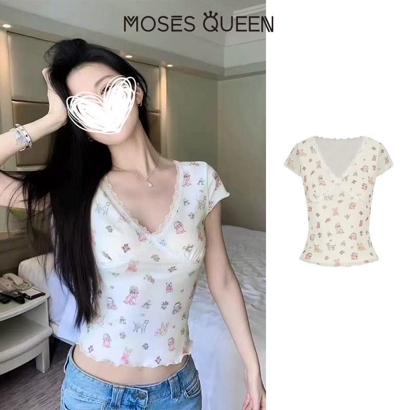 < MOSESQUEEN > มอสส์ ราชินี เสื้อยืดแขนสั้นคอวีลายดอกไม้เย็บลูกไม้เข้ารูปและกระชับสัดส่วนด้วยแขนบานเล็ก #63609+63609-1