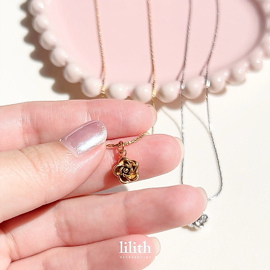 Lilith - tiny rose necklace สร้อยคอ สแตนเลส จี้ดอกไม้ ดอกกุหลาบ