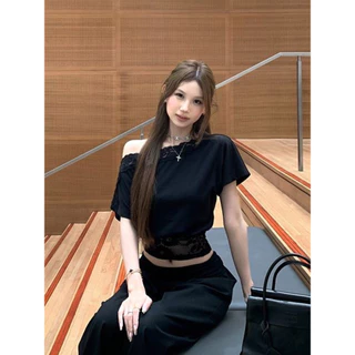 Vogue🌟พร้อมส่ง🌟 เสื้อยืดแขนสั้นปาดไหล่ ดีไซน์แต่งลูกไม้เอวจั๊ม ลุคคุณหนูหวานซ่อนเปรี้ยว (A2393)