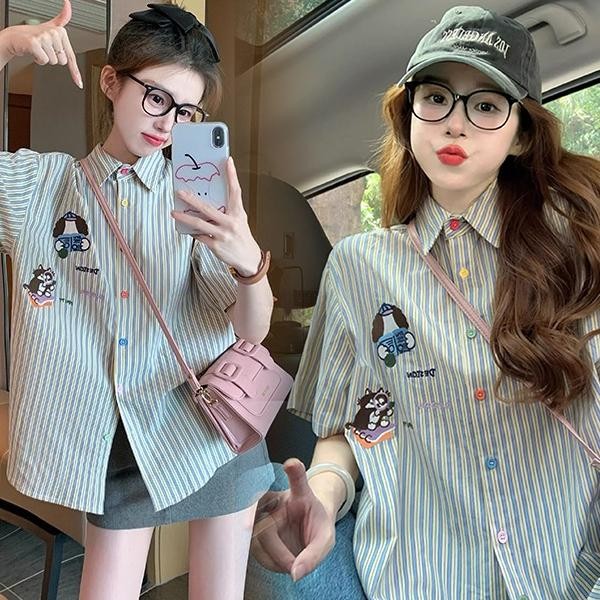 mimi&didi#เสื้อเชิ้ตแขนสั้นลายทางสีน้ำเงินสำหรับผู้หญิง ดีไซน์หลวมๆ สไตล์อเมริกัน ปักลายการ์ตูนสนุกๆ ในช่วงฤดูร้อน#W662