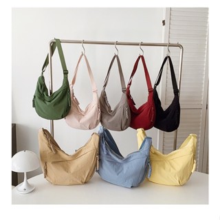 พร้อมส่งในไทย uniqlo 🔥กระเป๋าสะพายข้าง🔥 มีป้ายห้อย ไนลอน แฟช…