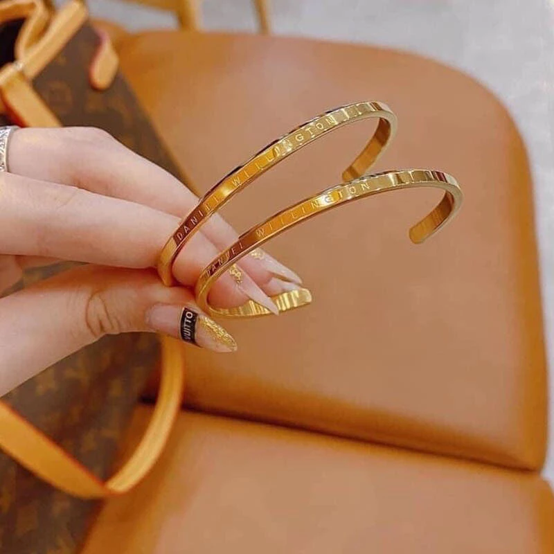สร้อยข้อมือเหล็กไทเทเนียม 18K ไม่ขัดสี ไม่เป็นสนิม พร้อมตัวอักษร สำหรับผู้หญิง