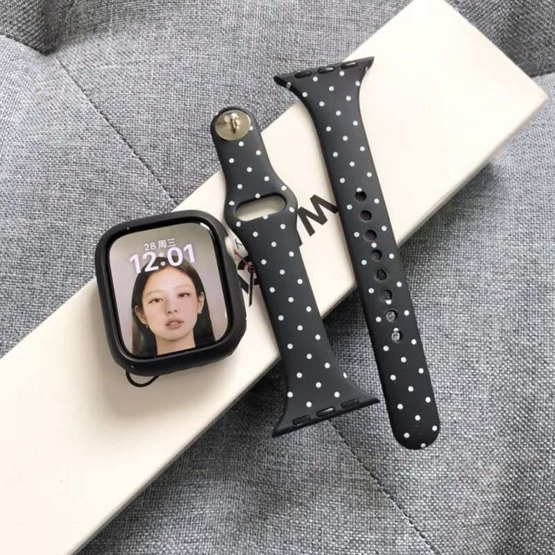 สาย Apple Watch iWatch11 พร้อมพื้นหลังสีดําและการออกแบบเอวบางซิลิโคนลายจุดเหมาะสําหรับ Apple Watch ร