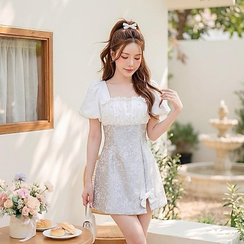 [8Studio Brand] J0005 ชุดเดรสกระโปรงคอเหลี่ยมแขนตุ๊กตาแต่งไข่มุกสีเทาทูโทนปักลายดอกไม้สวยหรูดูแพงใส่ออกงานดินเนอร์ คาเฟ่