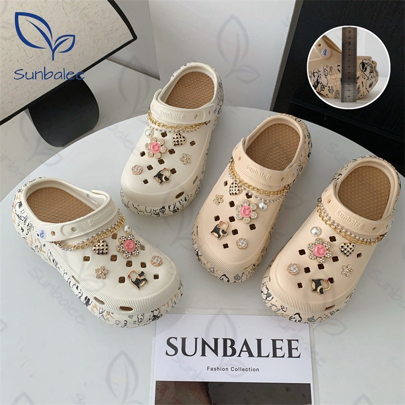 SUNBALEE   SUN8694 รองเท้าหัวโต แถมตัวติด สกรีนลายแถบด้านล่าง รองเท้าแบบสวม เสริมส้น สินค้าพร้อมส่ง