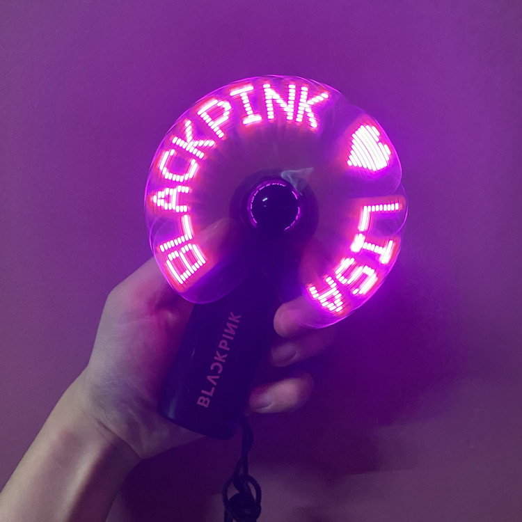 พัดลมมือถืออุปกรณ์ต่อพ่วง BLACKPINK LISA JISOO ROSE JENNIE สไตล์เดียวกันรองรับพัดลมเรืองแสง