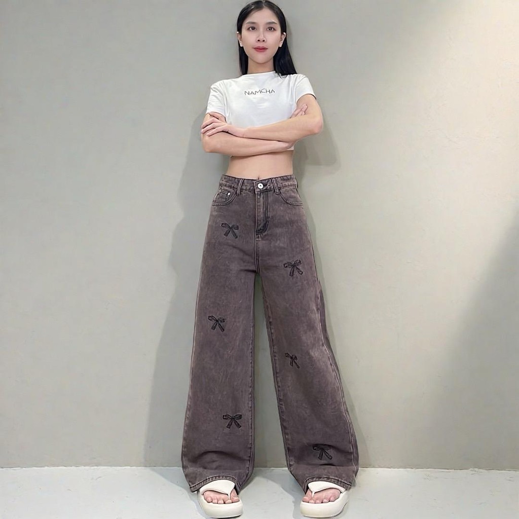 NAMCHA กางเกงยีนส์กระบอกกลางเอวสูง สีนํ้าตาลสนิม ปักโบว์ดำ 2819