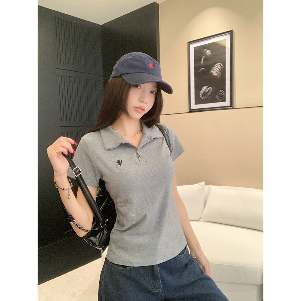 Moses Queen/Queen of Mercy เสื้อยืดแขนสั้นคอโปโลสีเทาสไตล์เกาหลี ปักลายลําลองอเนกประสงค์ เสื้อยืดแขนสั้นทรงตรงทรงเข้ารูป - รูปที่ 4