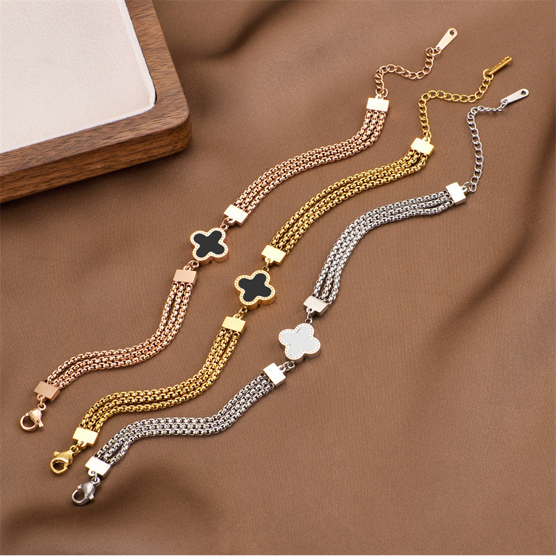 สร้อยข้อมือโคลเวอร์สี่แฉกสำหรับผู้หญิง จากเหล็กไทเทเนียม มาพร้อมพลัคเกลือกหอยสีดำและสีขาว