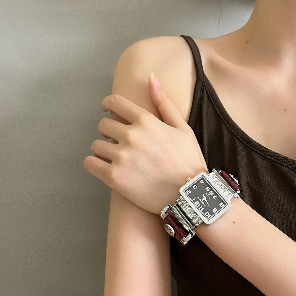 coquette bracelet กําไลข้อมือ Sweet Cool Smartwatch Bracelet สำหรับผู้หญิงดีไซน์เฉพาะตัว สายหนังหรูห