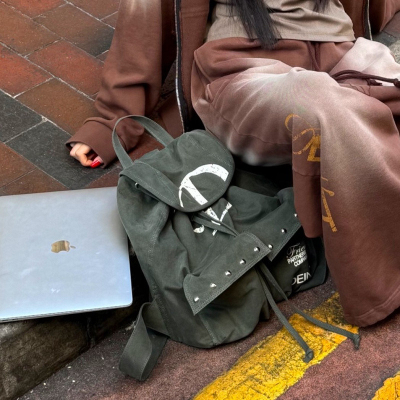 Deinet กระเป๋าเป้สะพายหลัง D Letter Large Drawstring Pocket Rivet กระเป๋าเป้สะพายหลังผ้าใบผู้หญิง