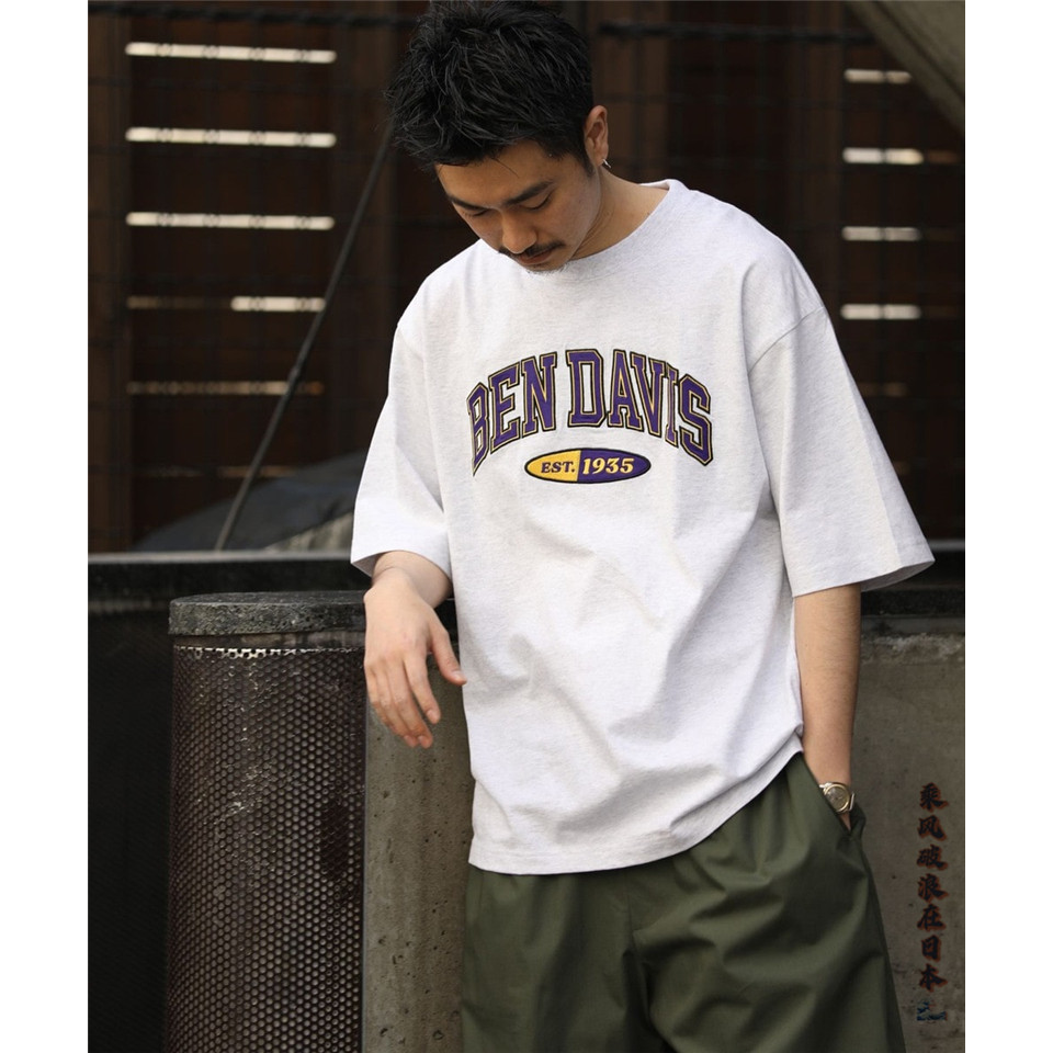 สไตล์ญี่ปุ่น BEN DAVIS X FREAKS STORE เสื้อยืดแขนสั้นหลวมพิมพ์ตัวอักษรเสื้อเชิ้ตขนาดบวกสําหรับผู้ชาย