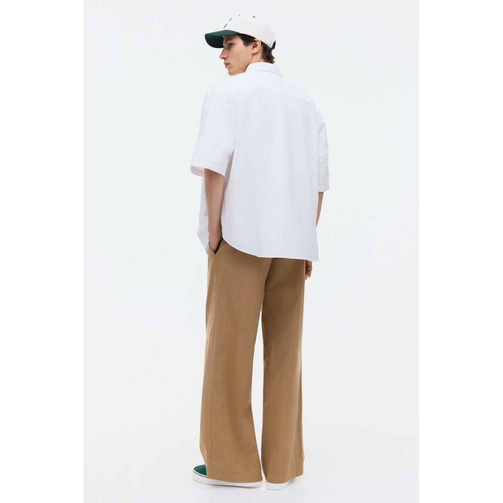 H&M(เอชแอนด์เอ็ม) เสื้อเชิ้ตอ็อกซ์ฟอร์ดแขนสั้นทรงสบาย Men Relaxed Fit Short-sleeved Oxford shirt 1332299_1