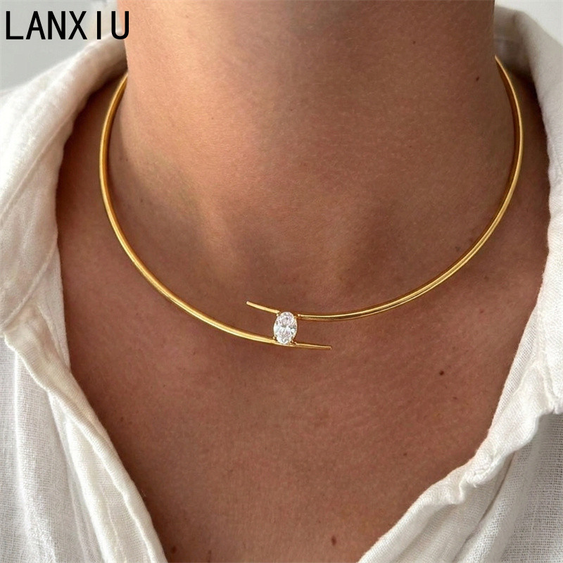 LANXIU Clean Minimal Oval Zircon Gold Torque Choker Slim Gloss โค้งโลหะ Simple Geometric Detail Aest