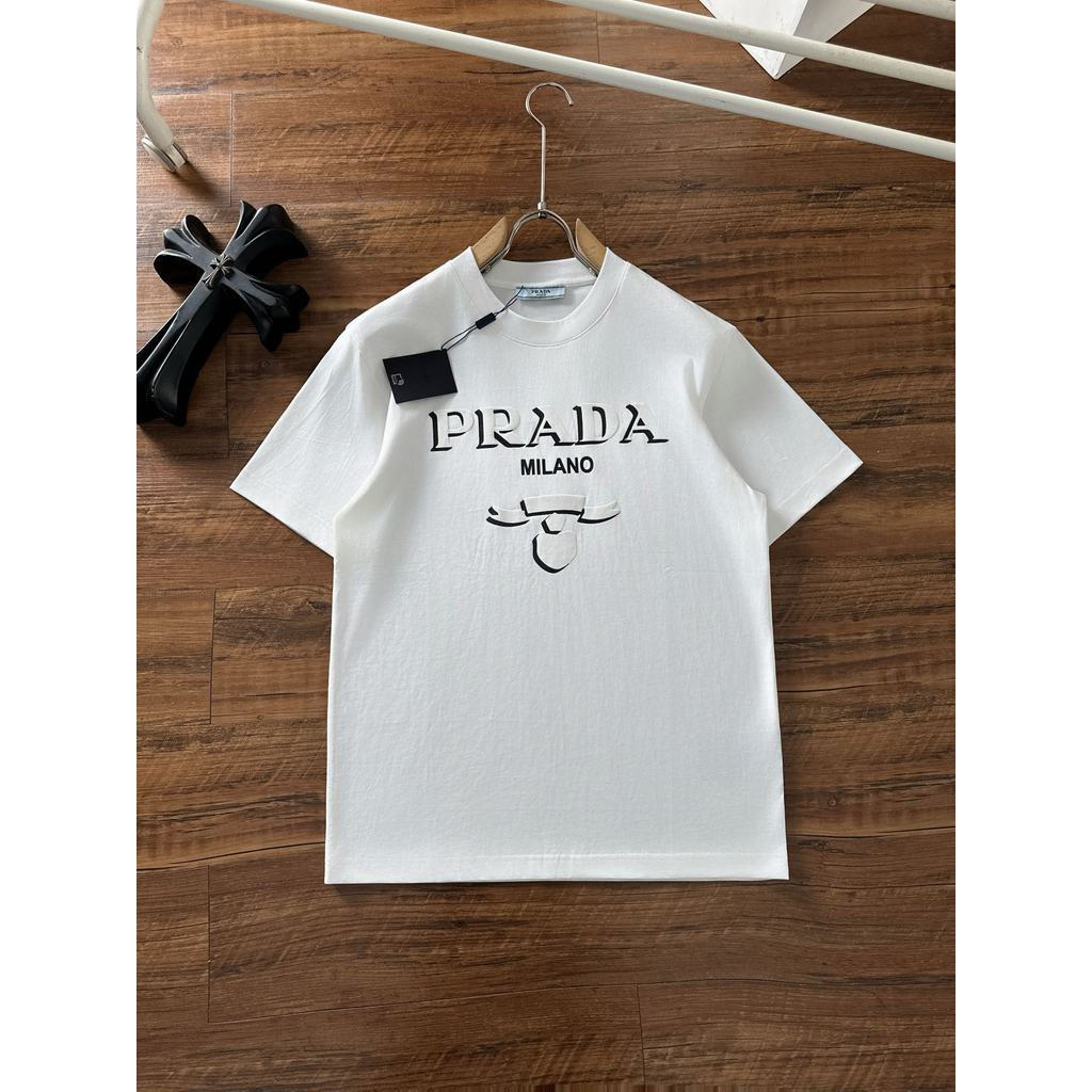 Prada/Prada 2026 คลาสสิกรอบคอแขนสั้นเสื้อยืดผู้ชายผู้หญิงสไตล์ Basic All-Match Slim-fit Slimmer ดูสบ