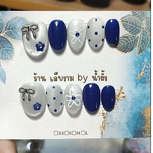 เล็บปลอมสำเร็จรูป สีเจลแท้ สีพื้นน้ำเงินสลับลูกแก้ว