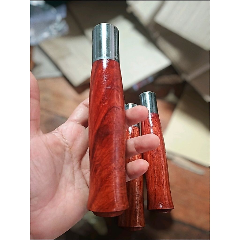 ด้ามมีดไม้ประดู่ทรงก้นบาน ลายไม้ เนื้อไม้ตามธรรมชาติมีให้เลือก3รุ่น 6.5"/7"/8"