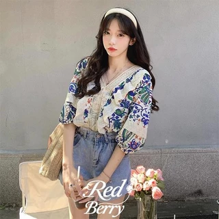 Red Berryเสื้อเชิ้ตลูกไม้เย็บสไตล์เกาหลีสำหรับผู้หญิงในช่วงฤดูร้อนสไตล์เรโทรคอวีหลวมลายดอกไม้ W361