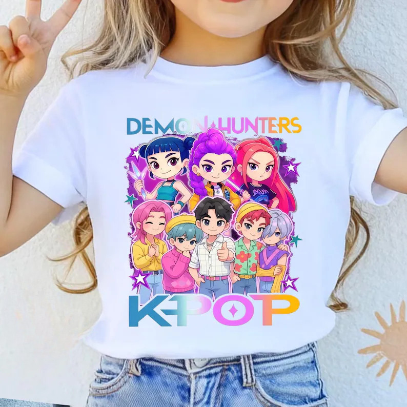 เสื้อเด็กสไตล์อินเทรนด์ K-pop จาก Demon Hunters และ Huntrix พร้อมตัวละคร Saja, Boy, Mira, Rumi, Zoey