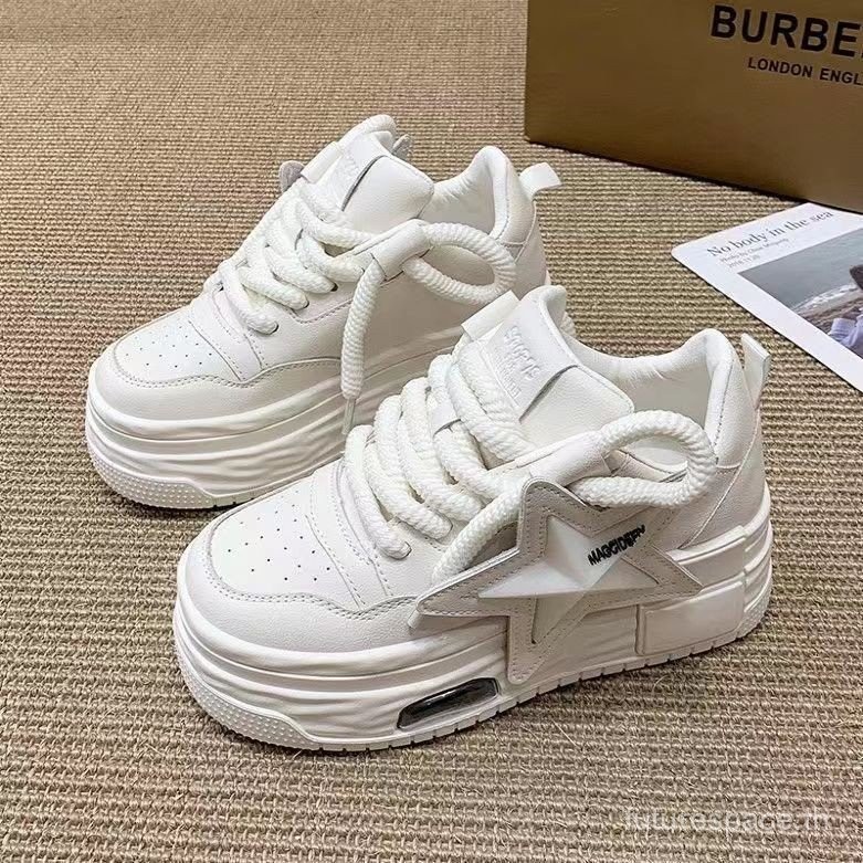 รองเท้าแพลตฟอร์มสตรีทสีขาวยอดฮิต ออกแบบหัวห้าแฉkle มียางพื้นหนา เพิ่มความสูงและสวมใส่ง่าย