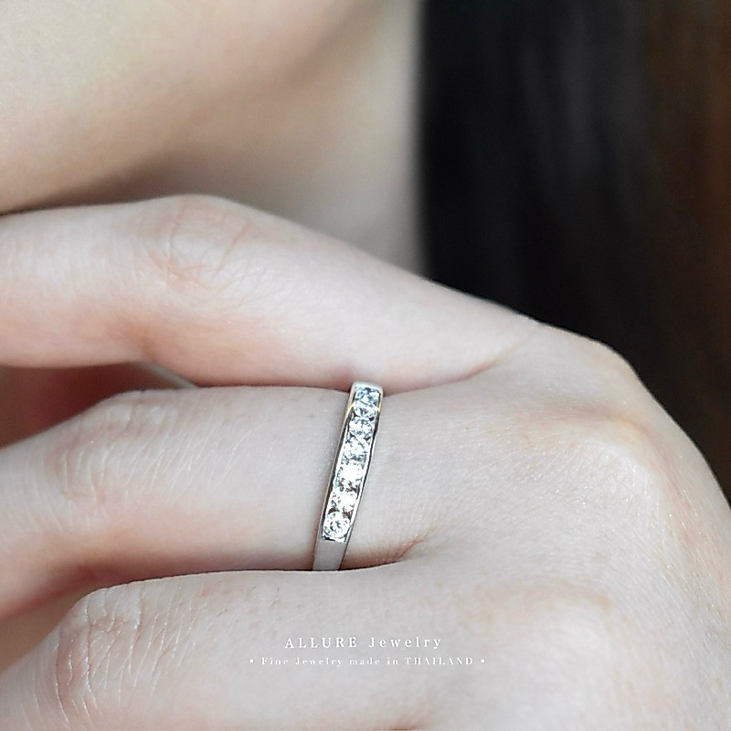 แหวนแถวเงินแท้ 925 ชุบเคลือบทองคำขาว ประดับเพชร CZ Swiss Diamond ครึ่งวง [ 𝐀𝐮𝐫𝐮𝐦 - 𝐀𝐥𝐥𝐮𝐫𝐞 𝐉𝐞𝐰𝐞𝐥𝐫𝐲 ]