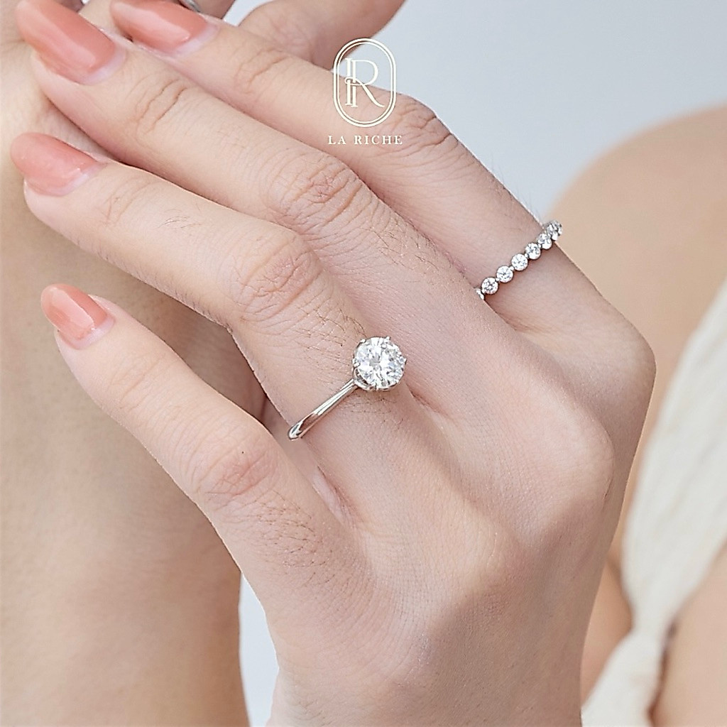 Trueglow Ring แหวนเพชร1ct อัญมณีคุณภาพสูงเทียบเท่าเพชรแท้ (ไม่ใช่CZ) ตัวเรือนเงินแท้ พร้อมใบ Warranty card