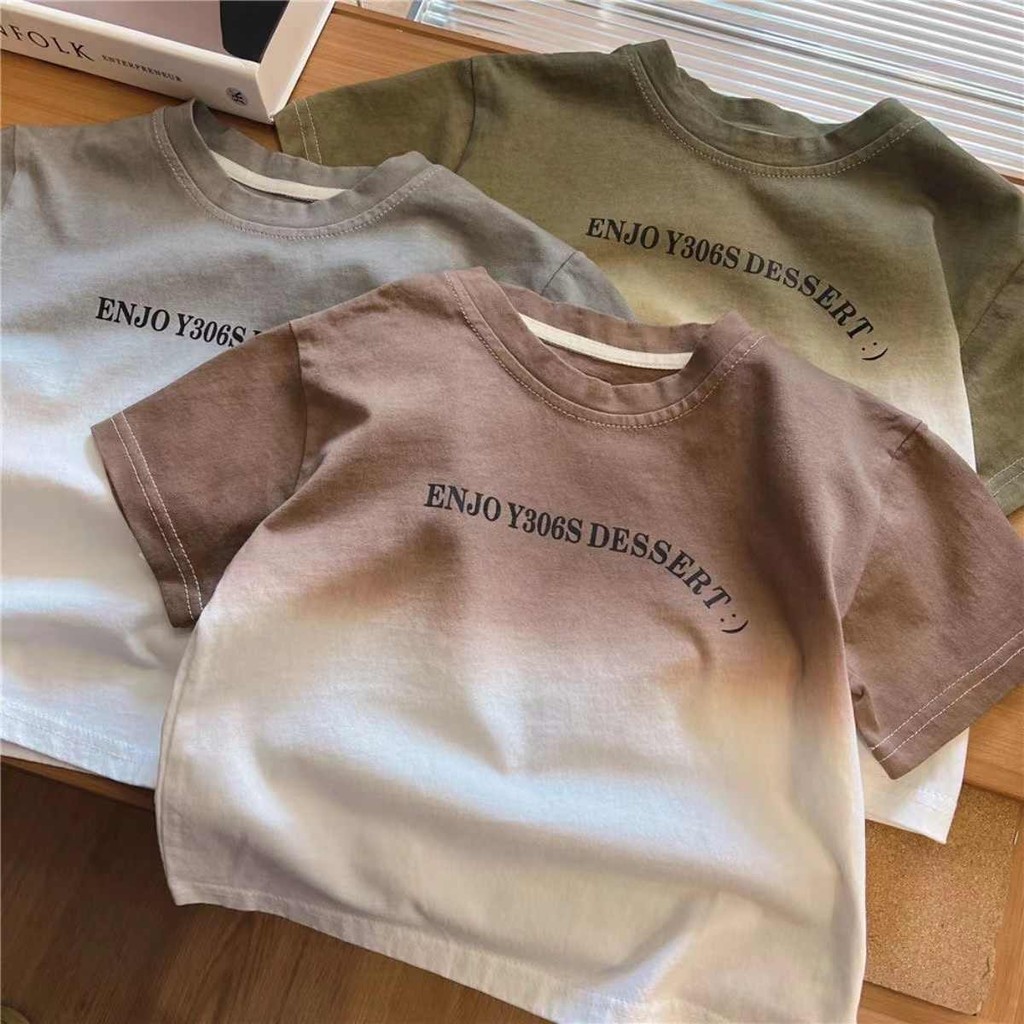 เสื้อยืดแขนสั้นเด็กผู้ชายแบบเกาหลี ฤดูร้อน ผ้าฝ้ายแท้ ออกแบบมาให้สวมใส่ง่าย สไตล์เรียบง่ายกับภาพการ์ตูน พิมพ์ลายและตัวอักษร ขนาดหลวมสบาย