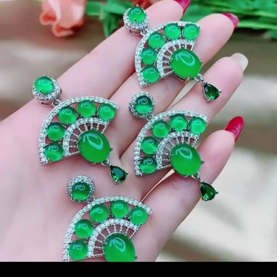 สร้อยคอมรกับจี้ Chrysoprase และ Chalcedony Fan พร้อม Jasper