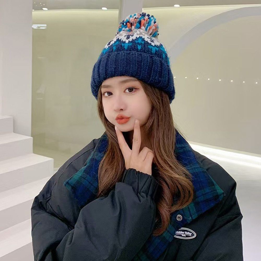 หมวกถักสำหรับฤดูหนาว ยืดหยุ่นและอบอุ่น ออกแบบมาเพื่อปกป้องหู กะทัดรัดพร้อม Pom-pom สำหรับผู้หญิง ราคา ถูกที่สุด ดีลบีเคเค แกลเลอรีภาพที่ 7