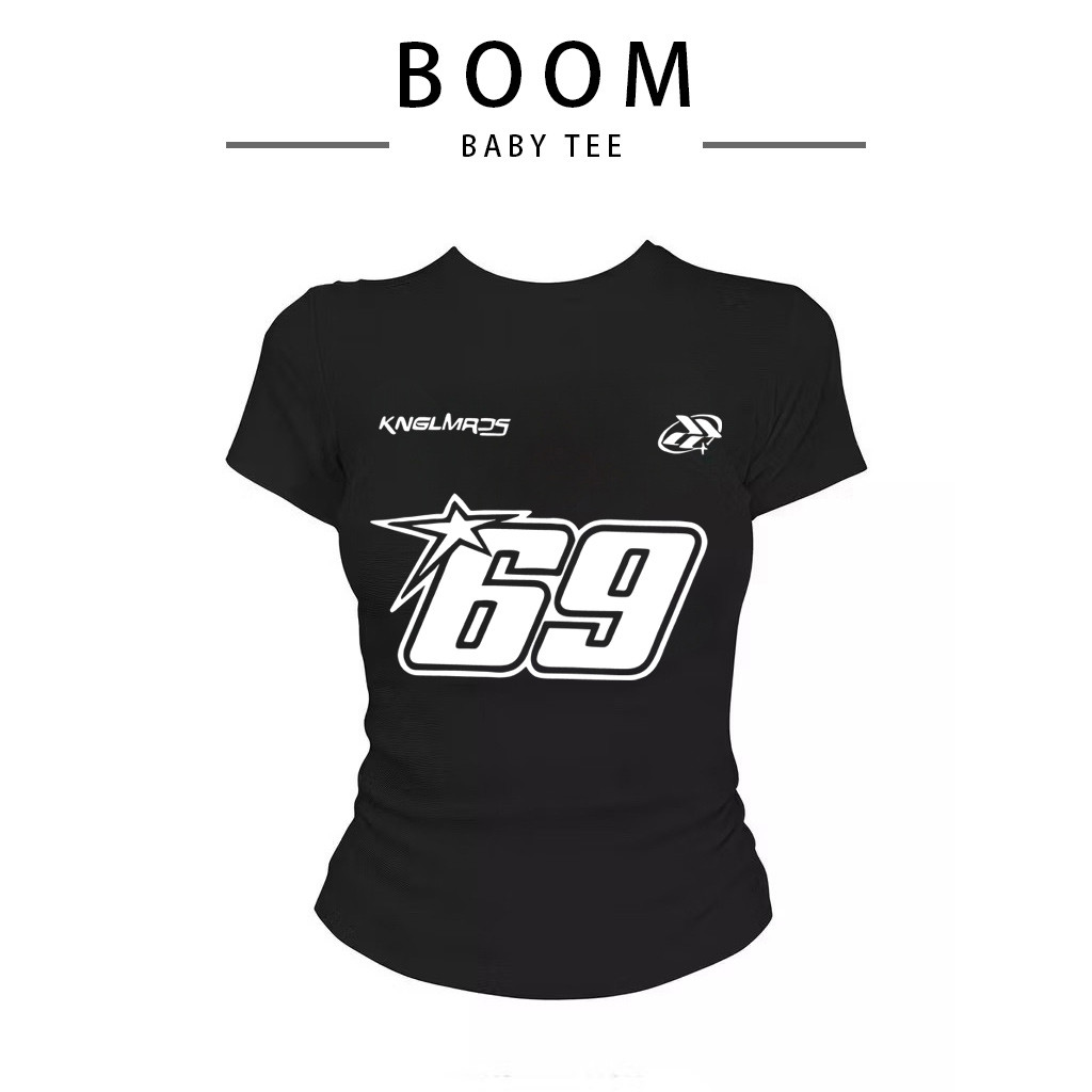 COD(จัดส่งภายใน 24 ชั่วโมง)BOOM เกาหลี เสื้อครอปเข้ารูปBaby tee y2k “KNGLMRDS” เสื้อคอกลม