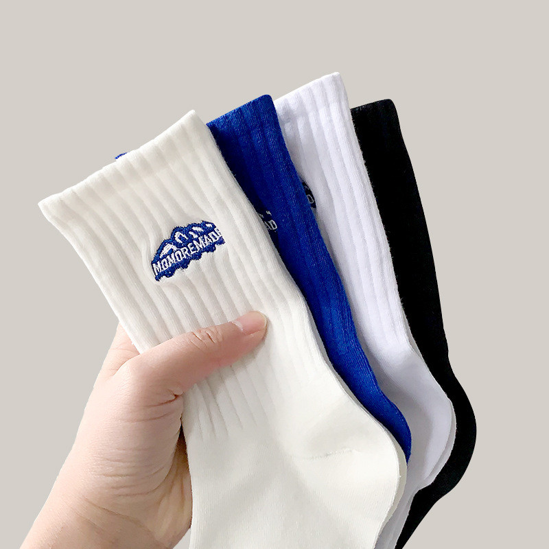 ถุงเท้าผู้ชาย แบบกลางหลอด สีขาว ลายเส้นสูง เหมาะสำหรับกีฬาและแฟชั่น เจซ1001WZ