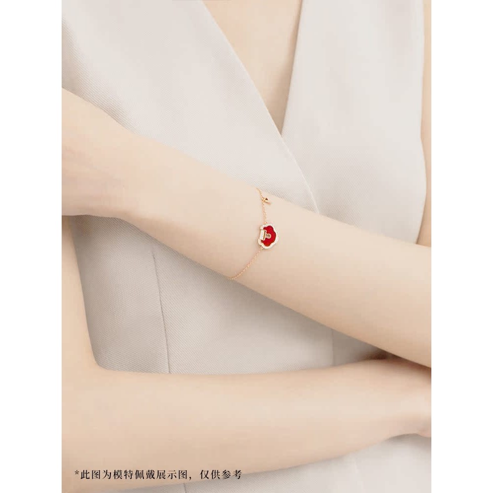 สร้อยข้อมือล็อกเล็ก Qeelin Kirin Yu Yi ทำจากทองคำขาว 18K มีดิมานต์และหินอะแกตสีแดง