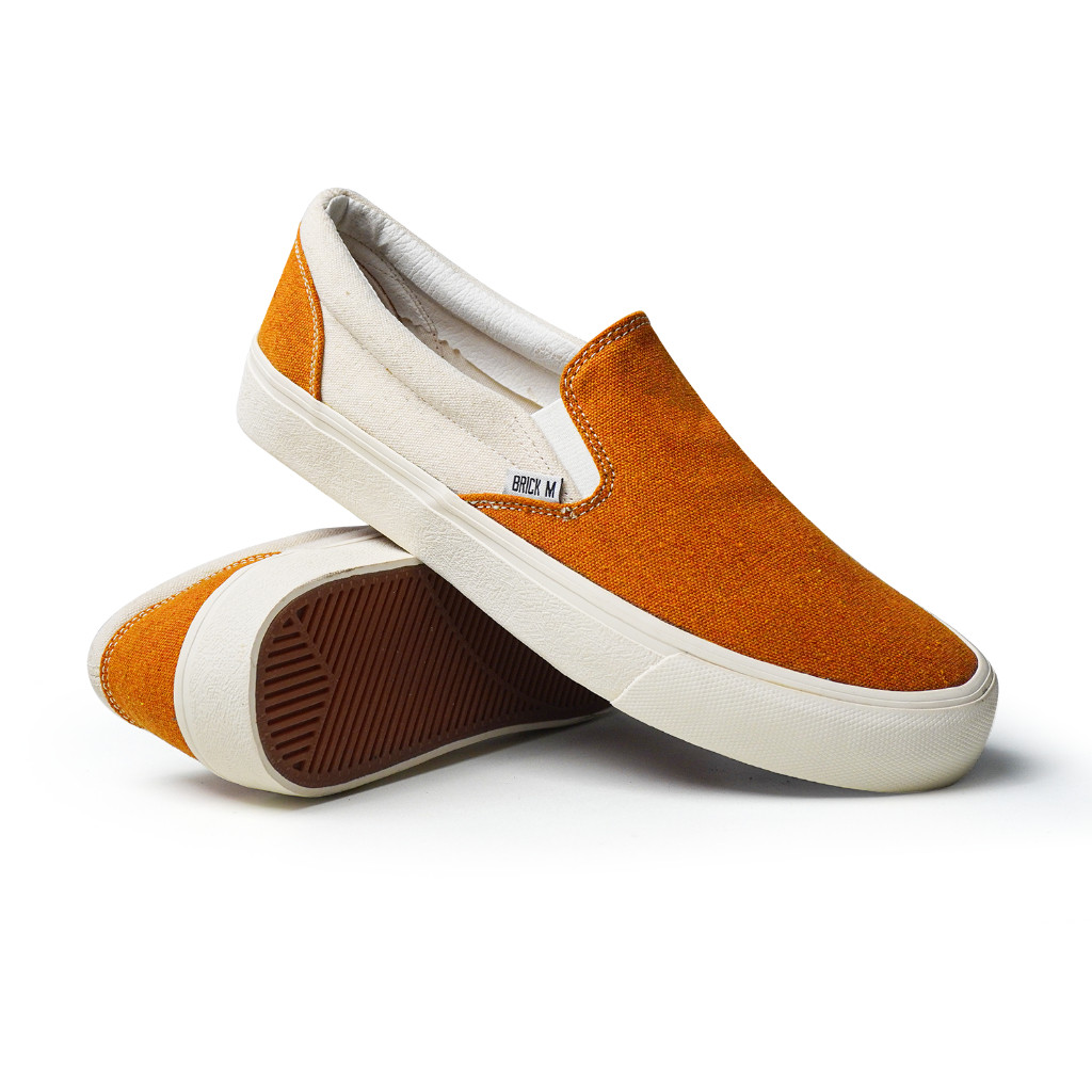 Brick Mansions – Slip On Mission Camel Off รองเท้าลําลองสีขาวสําหรับผู้ชายและผู้หญิง