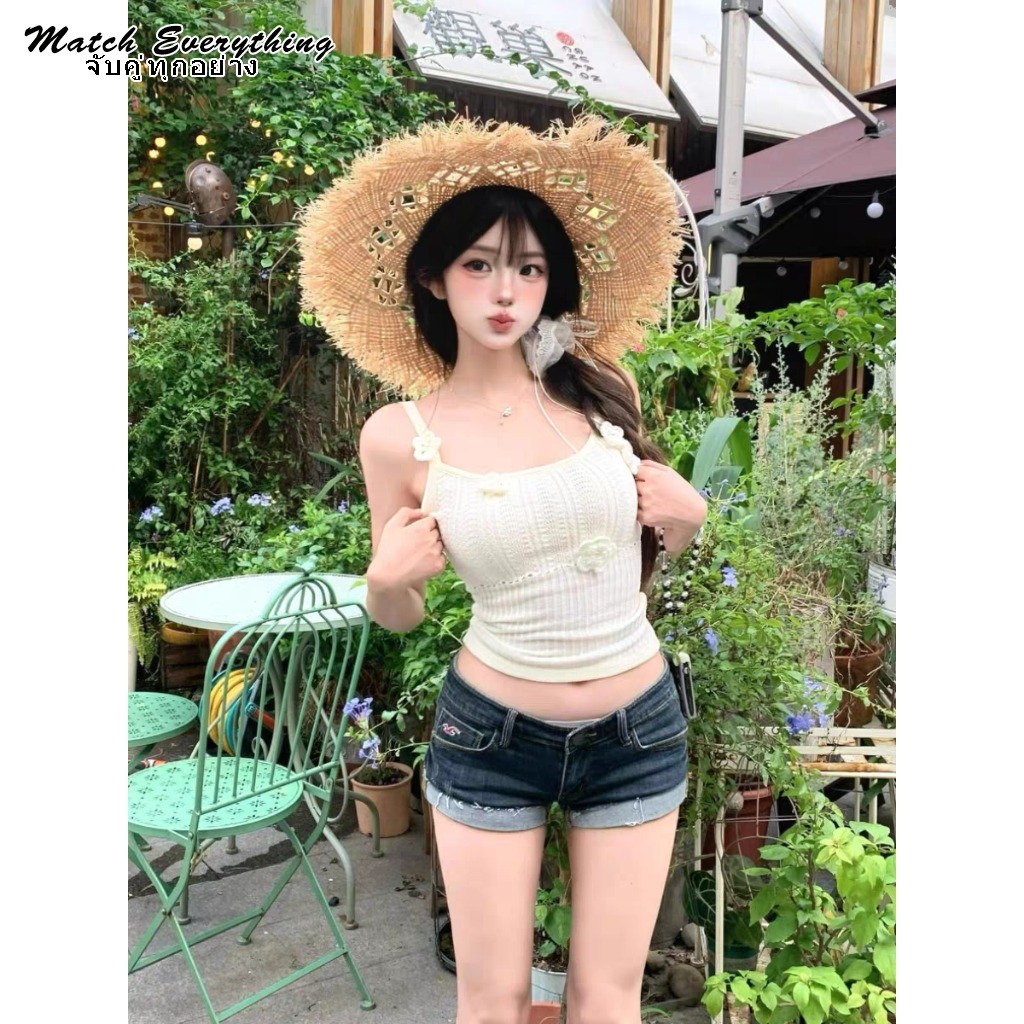 ยีนส์ขาสั้นผู้หญิงสีเข้ม เอวสูงทรงตรง ปลายพับผ้ายีนส์ ดีไซน์เรียบหรู ใส่เที่ยวฤดูร้อน สไตล์Y2K