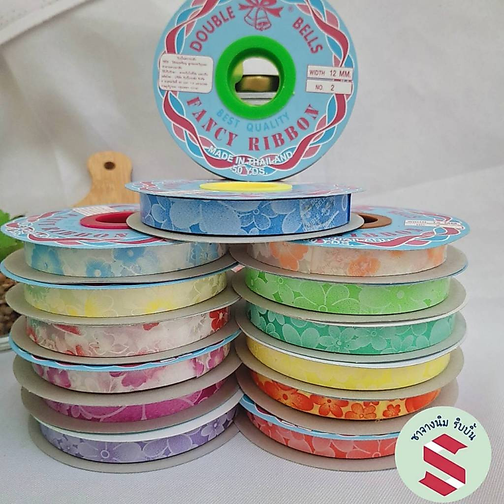 🌸ริบบิ้นพลาสติกลายดอกไม้ ตราระฆัง #2 กว้าง12มิล ยาว50หลา (สั่งซื้อขั้นต่ำ2ม้วน)