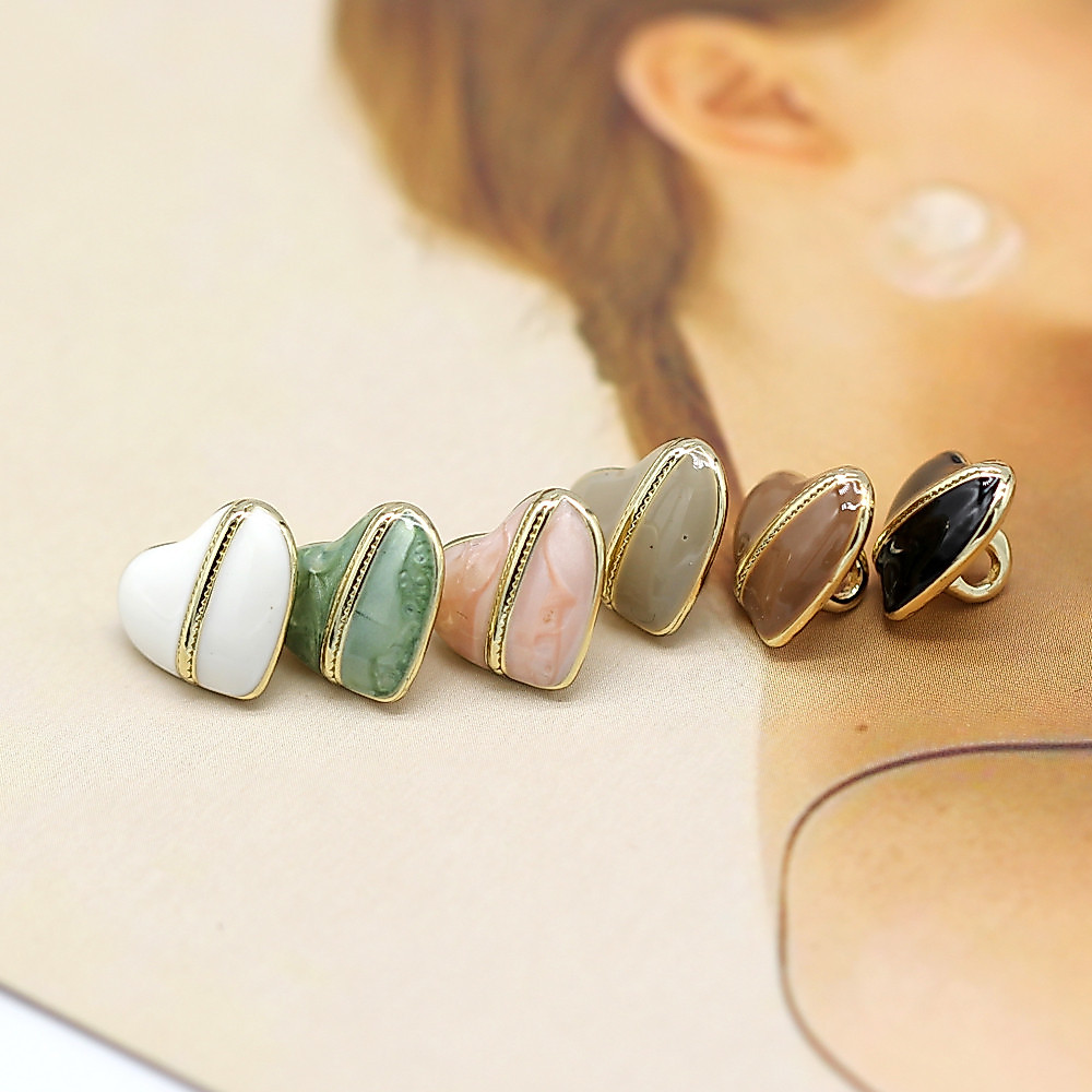10ชิ้น/เซ็ต11มิลลิเมตรน่ารักที่มีสีสันหัวใจทองปุ่มโลหะสําหรับเสื้อผ้าย้อนยุคผู้หญิงเสื้อชุด ทําเอง อุปกรณ์
