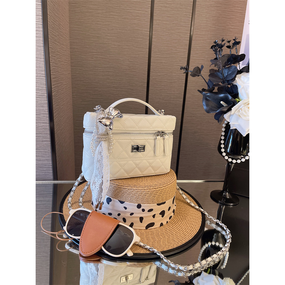 กระเป๋าโซเชอร์ดีไซน์เรียบหรู มีลวดลายหัวใจ พกพาสะดวก พร้อมกล่องของขวัญ (Thailand Lyn Brand)