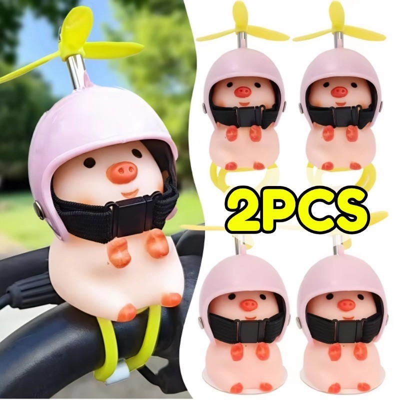 เครื่องประดับหมูน่ารักพร้อมหมวกกันน็อคใบพัด | สายรัดกาวสําหรับรถยนต์รถจักรยานยนต์จักรยานตกแต่ง, 4.5x4x8 ซม. อุปกรณ์เสริมสําหรับการเดินทาง, 1/2 ชิ้น