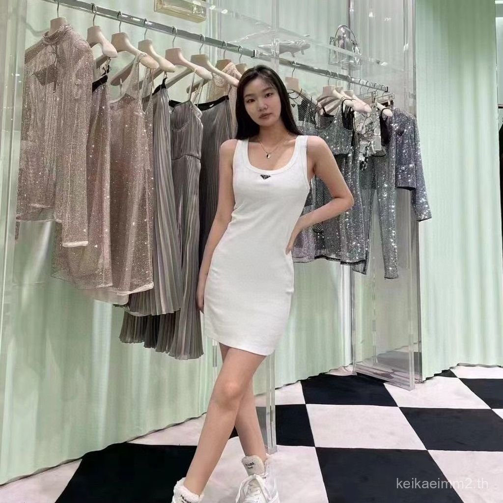 พี2025 ชุดสไตล์ใหม่สําหรับฤดูใบไม้ผลิและฤดูร้อน เสื้อกั๊กกระโปรงคลาสสิค มีโลโก้สามเหลี่ยมคล้องคอ ดูด