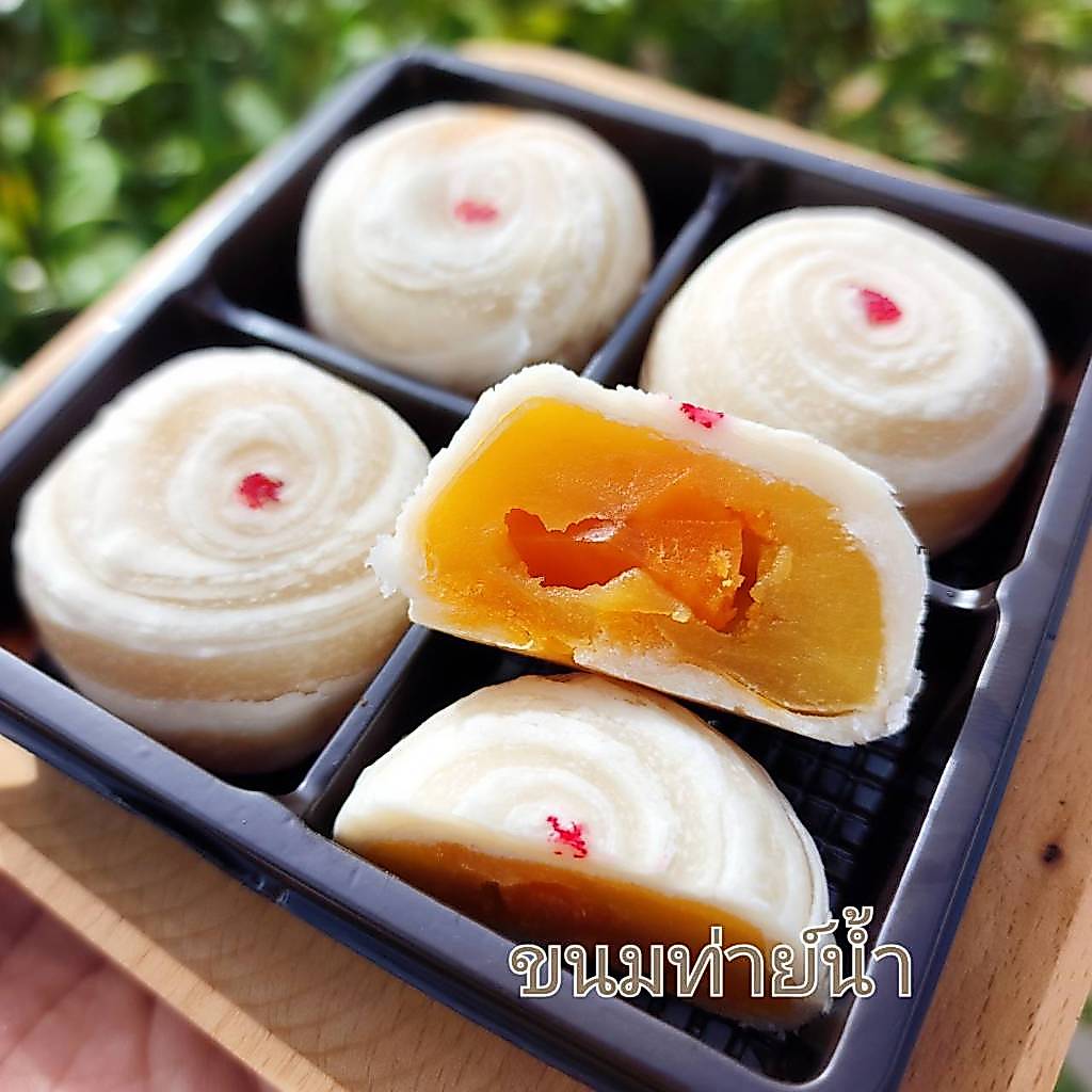 ขนมเปี๊ยะกุหลาบไส้ถั่วไข่เค็มอบควันเทียนลูกใหญ่ แพ็ค 4 ชิ้น ขนมเปี๊ยะไส้ถั่วไข่เค็มอบควันเทียน หอมอร่อย