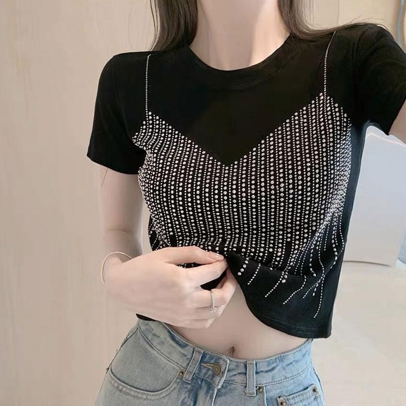 เสื้อยืดแขนสั้นสีดำสำหรับผู้หญิงในช่วงฤดูร้อน เสื้อด้านบนดีไซน์ประดับคริสตัลเก๋ไก๋ เสื้อเอวลอยผ้าฝ้ายแท้ตัวใหม่