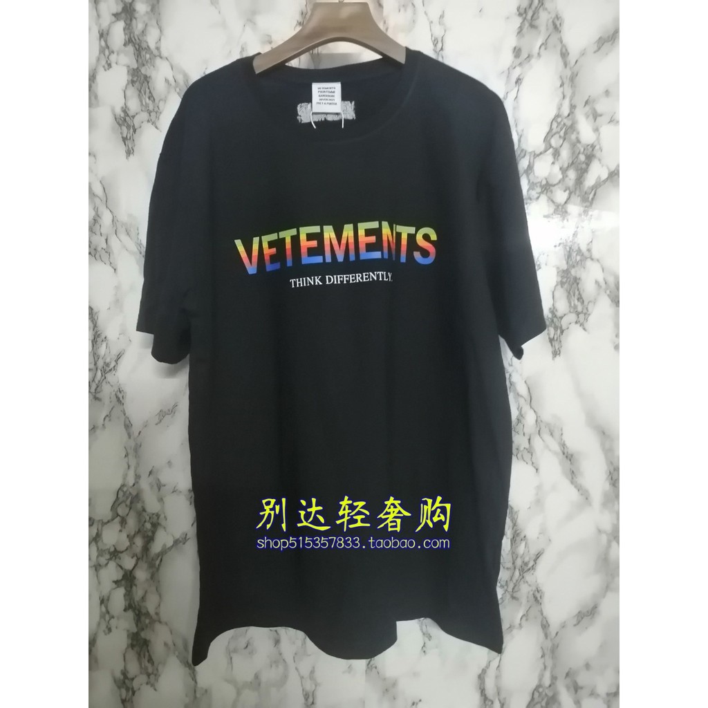 VETEMENTS ทีเชิ้ตแขนสั้นสำหรับคู่รัก ทำจากเนื้อผ้านุ่มและคุณภาพเยี่ยม 100% ฝ้ายพรีเมียม