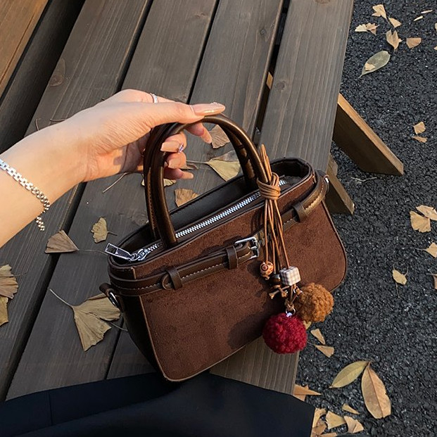 กระเป๋าทรงสี่เหลี่ยมสไตล์เรโทรอาร์ติสติก สำหรับพกพาในเมือง ทำจากหนังแกะและPU เหมาะสำหรับสะพายข้างหรือนำไปใช้ทุกวัน