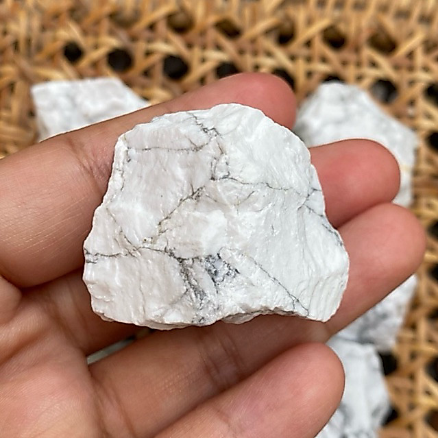 Howlite ฮาวไลท์ดิบ สวยมาก เป็นหินแห่งการใจเย็น ความสงบ อดทน ช่วยให้ผู้ครอบครองตระหนักและตื่นรู้ทางจิตวิญญาณ มีความสุข