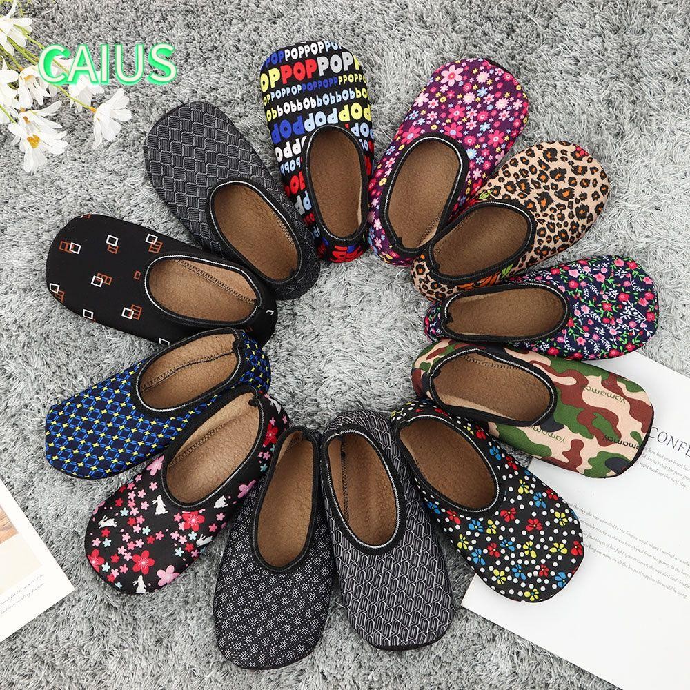 รองเท้าแตะสไตล์เกาหลีสำหรับหนุ่มๆ ในบ้าน ออกแบบมาให้สวมใส่ง่ายเหมือนถุงเท้า เหมาะสำหรับภายในห้องพัก