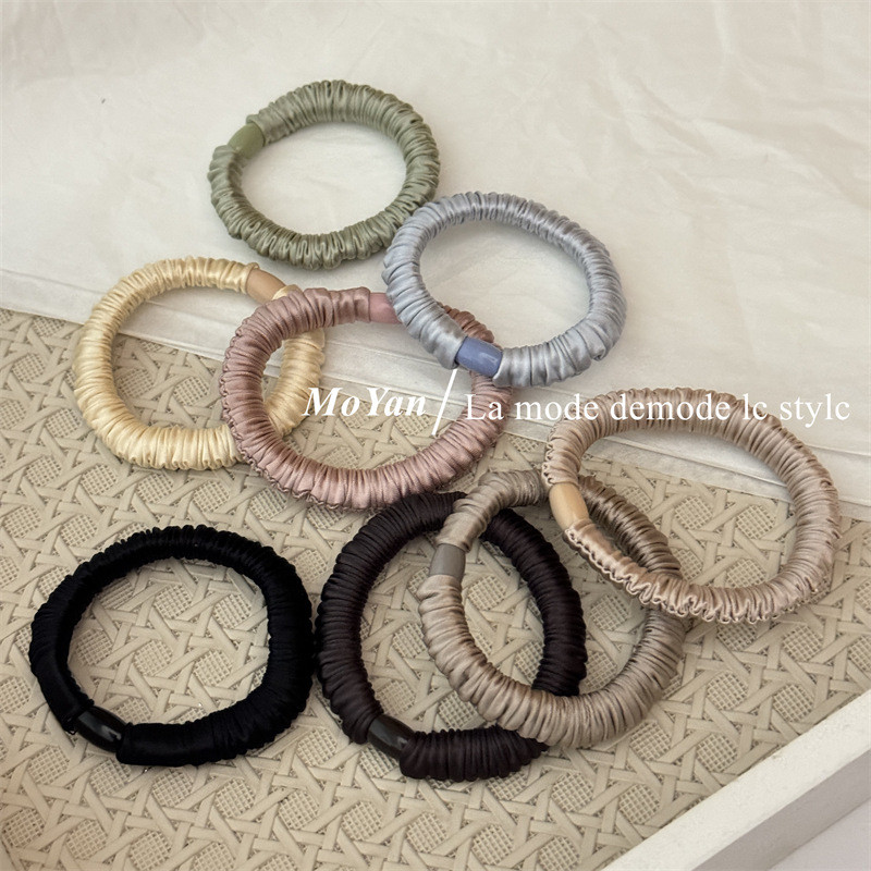 แหวนผมสไตล์เกาหลี แบบ ScRUNCHY ทำจากซาตินสีทึบ สวมใส่ง่ายและยืดหยุ่นสูง