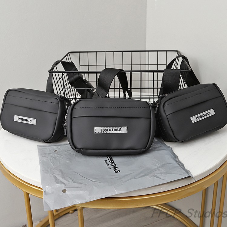 FEAR OF God ESSENTIALS กระเป๋า messenger สำหรับทั้งผู้ชายและผู้หญิง สไตล์.streetwear