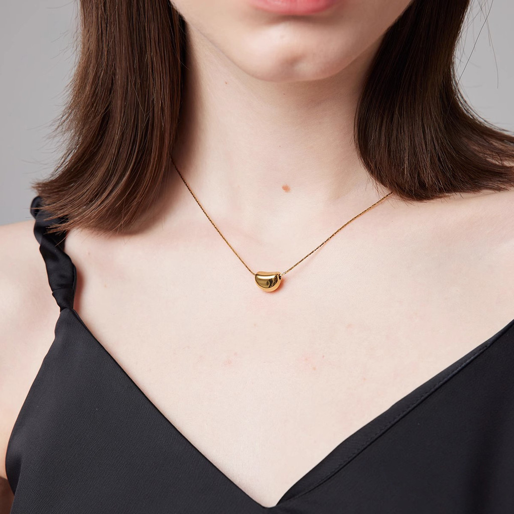Golden Acacia Bean สร้อยคอผู้หญิง 2024 สไตล์ใหม่ Niche Design Non-Fade ไทเทเนียมเหล็ก Clavicle Chain
