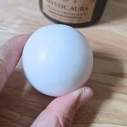 หินหยกขาวแท้ ทรงกลม ขนาด 5 ซม. เสริมพลังบวก ความสงบ ความรักบริสุทธิ์ (White Jade Crystal Sphere)