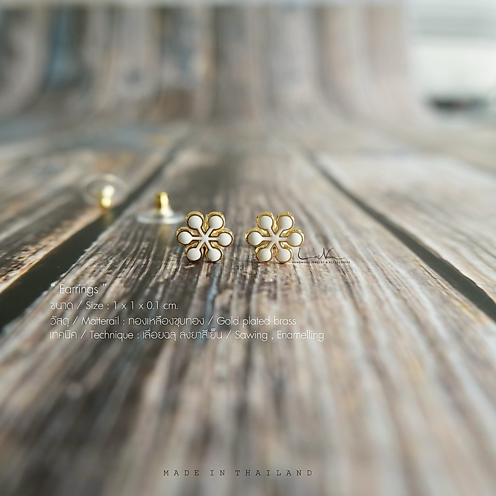 Lai Narm ต่างหูเกร็ดหิมะ/สโนว์เฟลก แฮนด์เมด l Form & Pattern Collection | ต่างหูทองเหลืองชุบทอง ลงยาสี l Handmade/Crafts